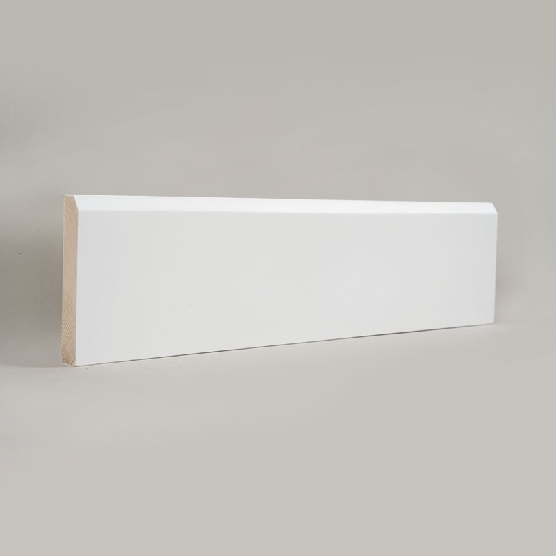 Rodapé de madeira de pinho (preenchido com primer e pintado) - Branco 3/5