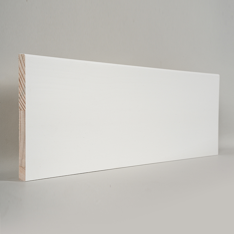 Rodapé de pinho (preenchido com primer e branco pérola) 1/2' x 5 1/2'