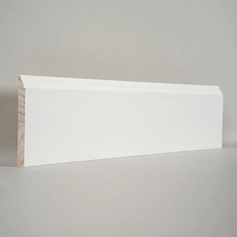 Rodapé de pinho (preenchido com primer e branco pérola) 3/5' x 4 1/4'