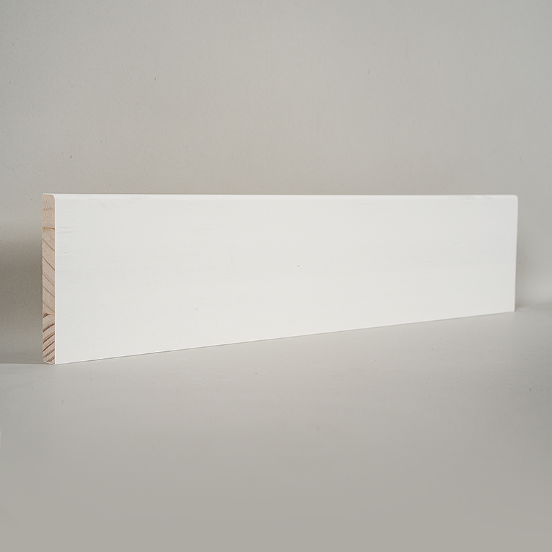 Rodapé de pinho (preenchido com primer e branco pérola) 1/2' x 3 1/2'