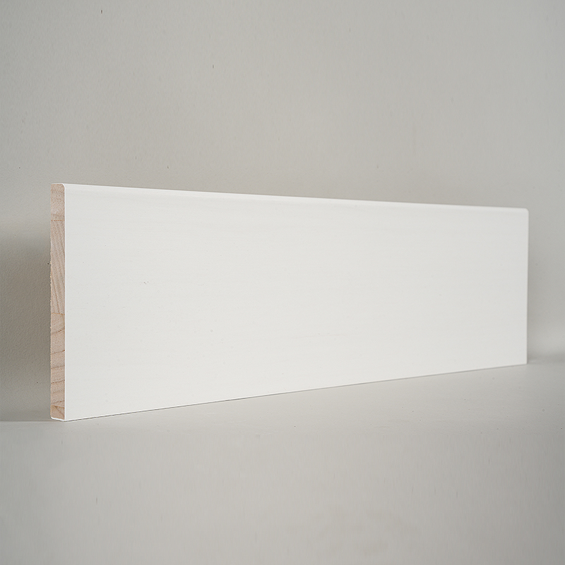 Rodapé de pinho (preenchido com primer e branco pérola) 1/2' x 4 1/2'