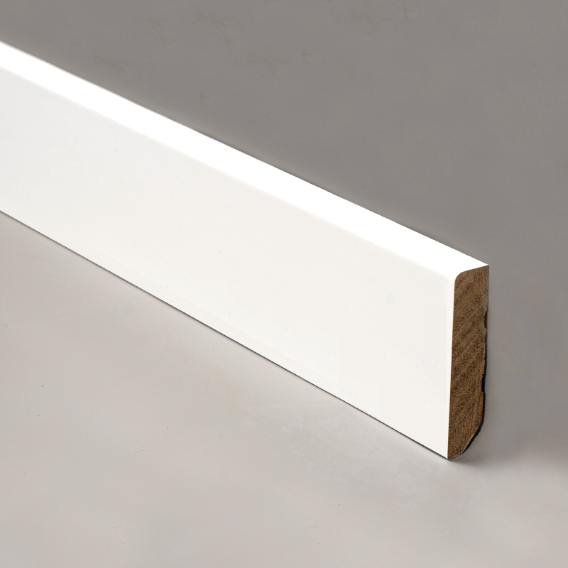 Rodapé de madeira maciça (preenchido com primer e pintado) - Branco 1/2' x 2 3/8'
