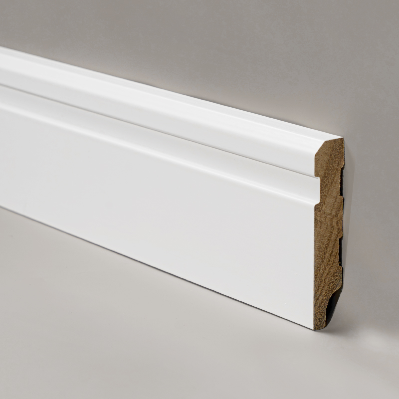 Rodapé de madeira maciça (preenchido com primer e pintado) - Branco 3/5' x 3 1/6'