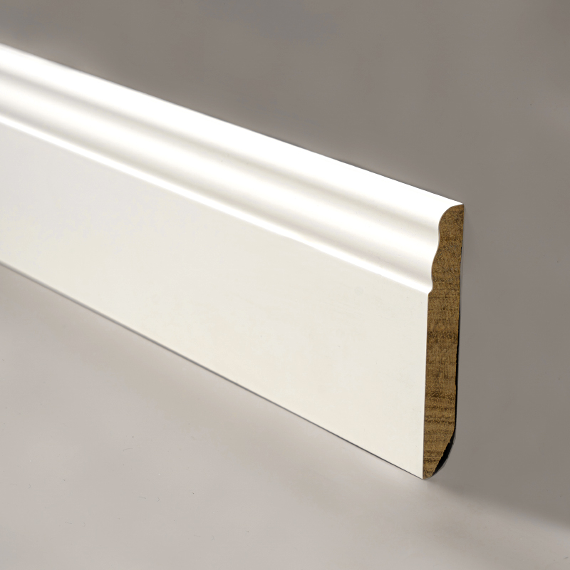 Rodapé de madeira maciça (preenchido com primer e pintado) - Branco 3/5' x 3 15/16'