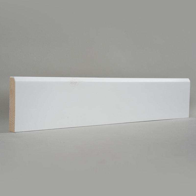 Rodapé de madeira de pinho (preenchido com primer e pintado) - Branco 3/5' x 3 1/6'-A