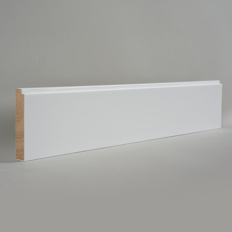 Rodapé de madeira de pinho (preenchido com primer e pintado) - Branco 3/5' x 3 1/6'-A1